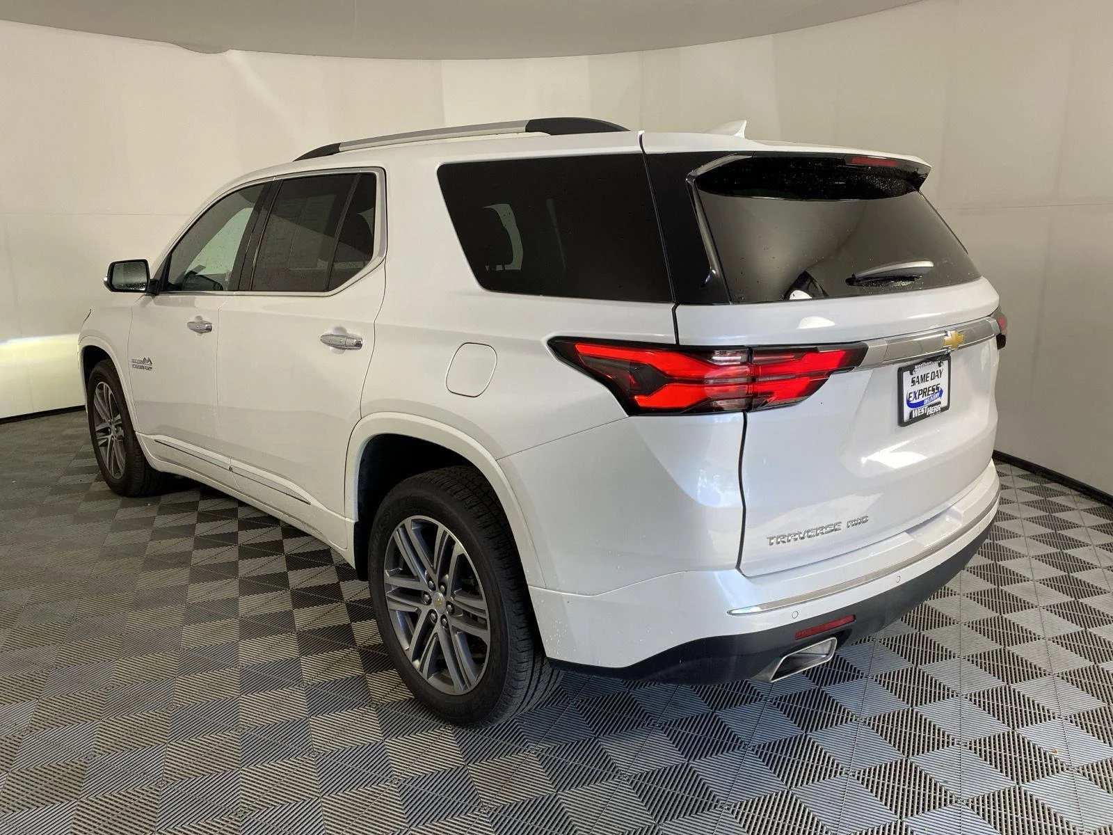 Used 2023 Iridescent Pearl Tricoat Chevrolet High Country image 5