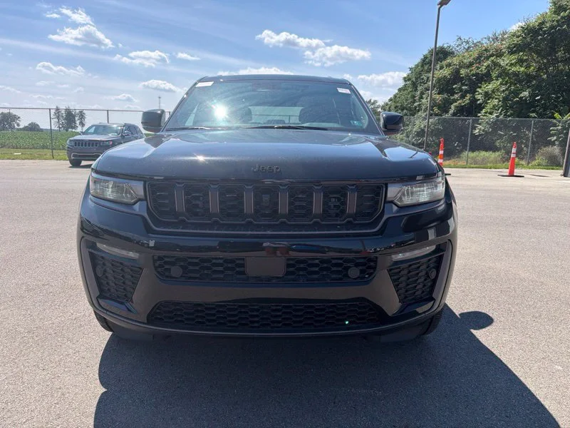 New 2026 Diamond Black Crystal Pearl-Coat Exterior Paint Jeep  image 8