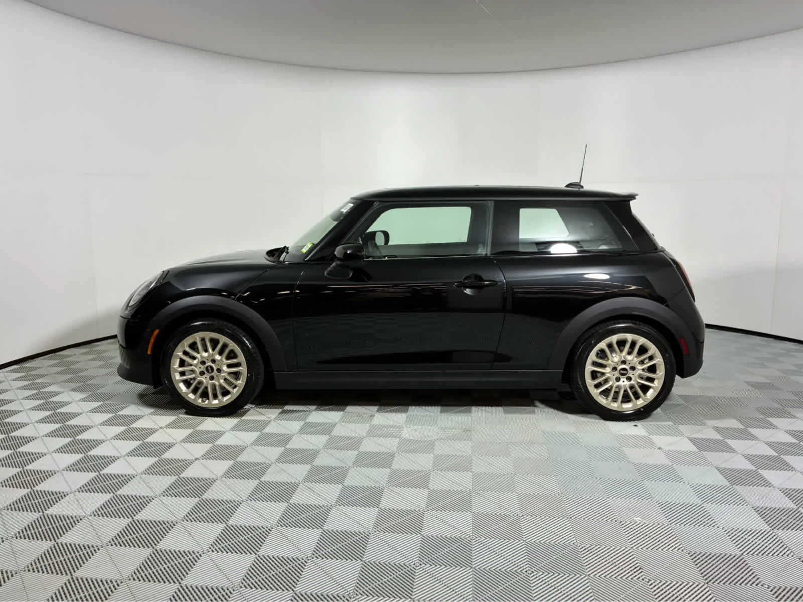 New 2026 Midnight Black II Metallic MINI Signature Plus image 6