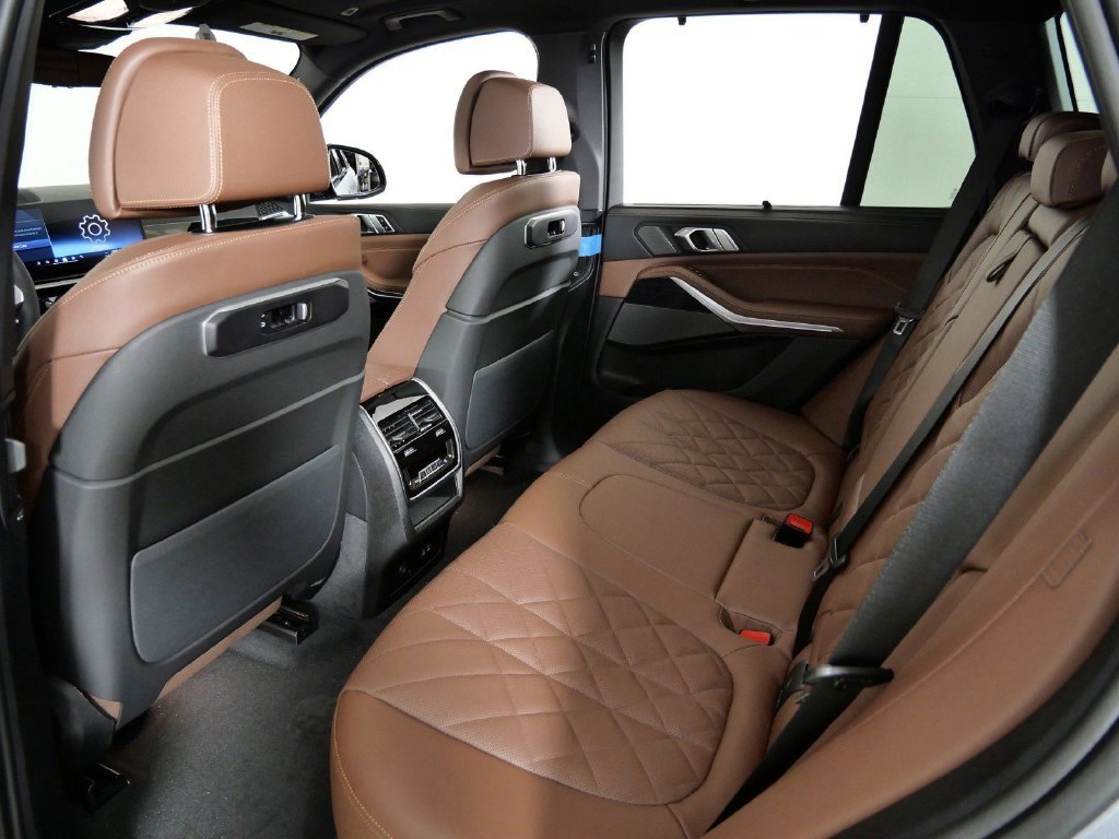 Used 2026 Skyscraper Grey Metallic BMW xDrive40i image 33