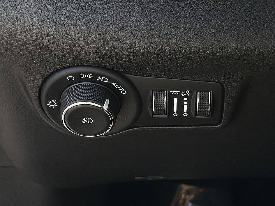Used 2024 Bright White Clearcoat Jeep Latitude image 18