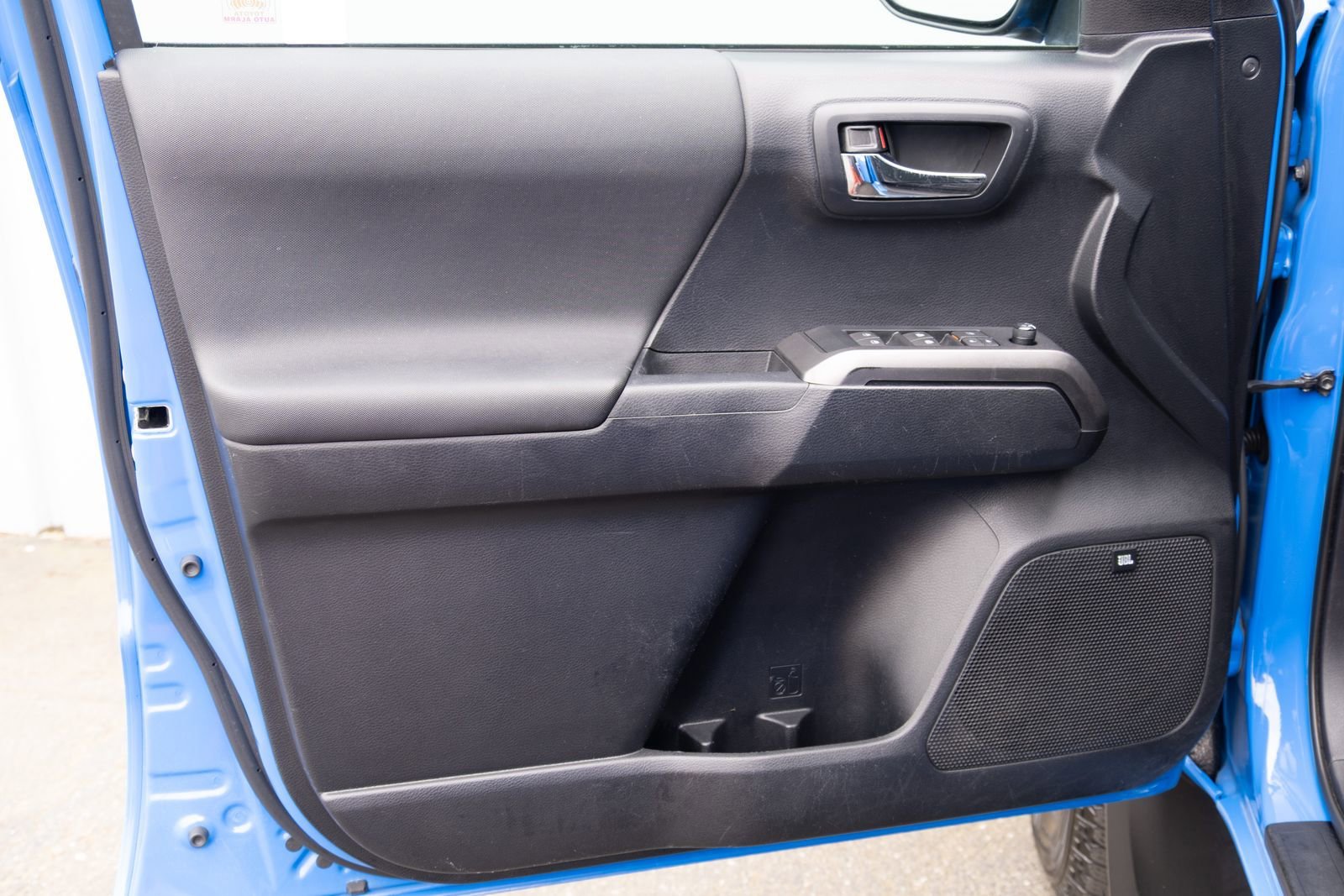 Used 2019  Toyota SR image 8