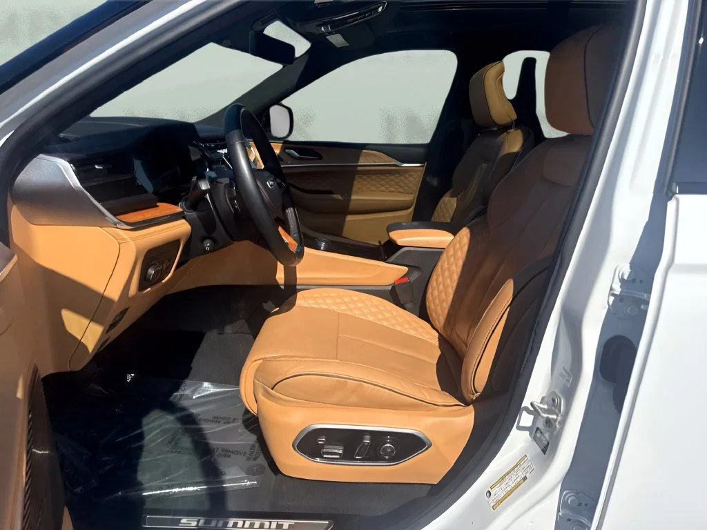 Used 2025 White Jeep Summit image 9