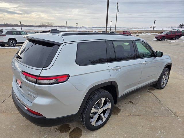 New 2026 Silver Zynith Exterior Paint Jeep Limited image 7