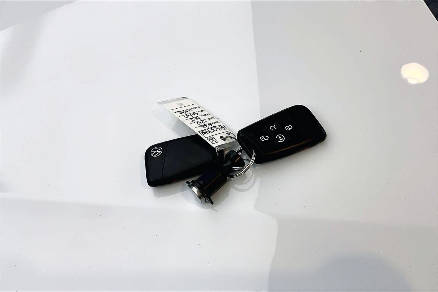 Used 2023 Pure White Volkswagen Autobahn image 14