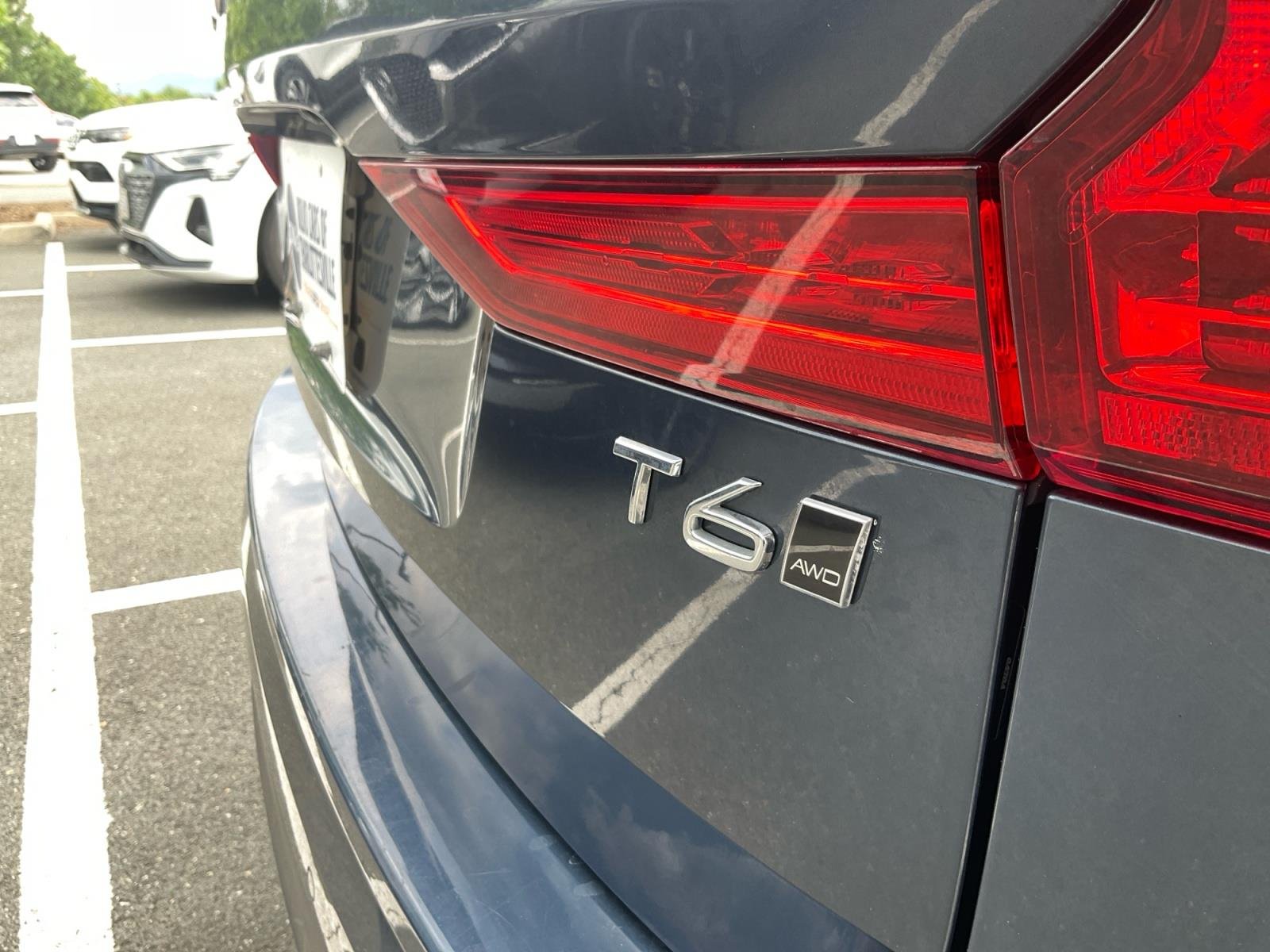 Used 2018  VOLVO T6MOMENTUM image 17