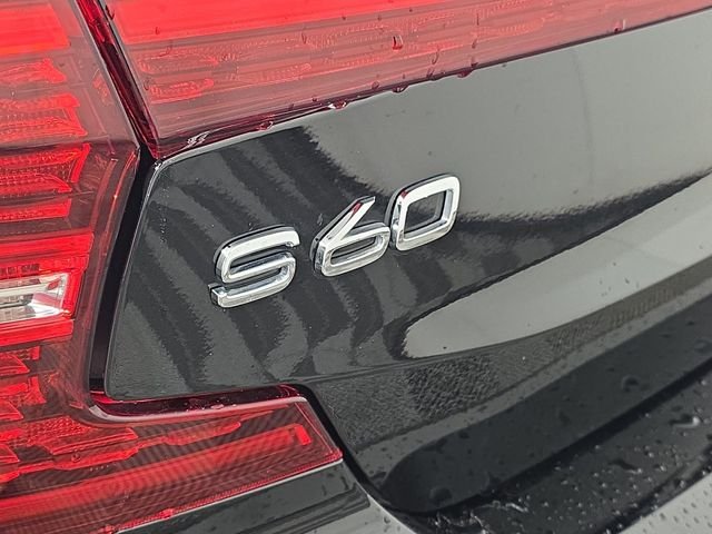 Used 2019 Black / Stone Volvo T5 Momentum image 11