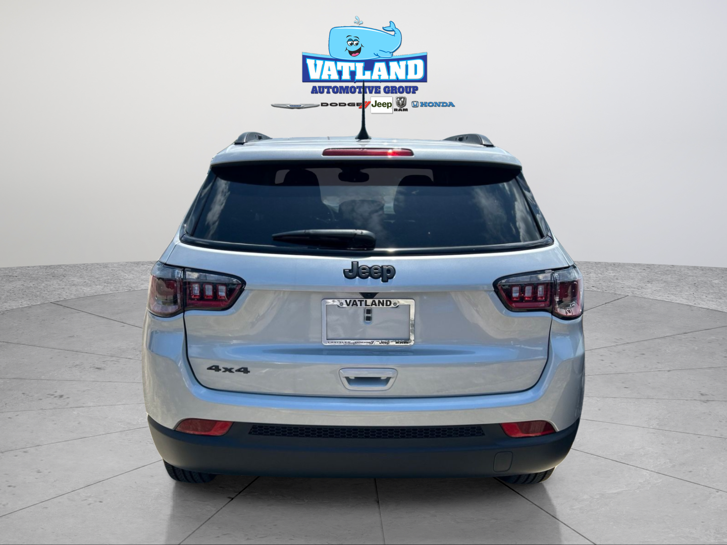 New 2026 Silver Zynith Metallic Clear-Coat Exterior Paint Jeep Latitude image 4