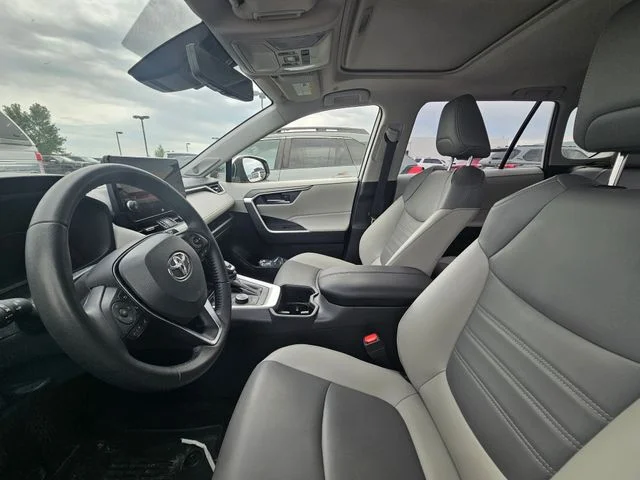 Used 2025 Wind Chill Pearl Toyota XLE Premium image 14