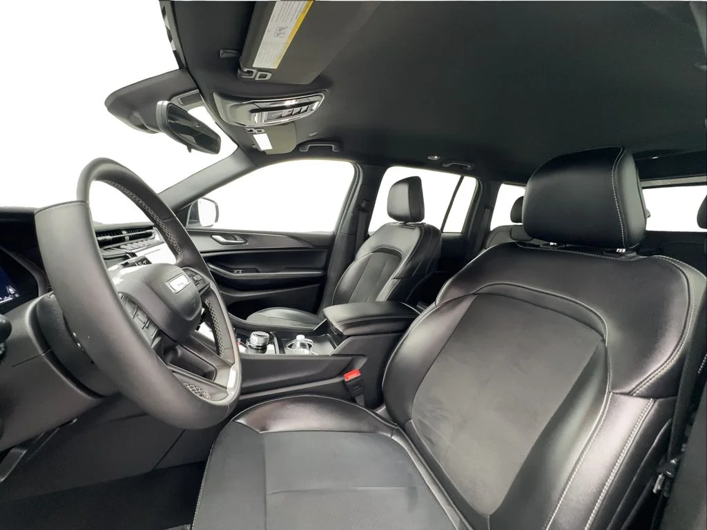Used 2024 White/off-white Jeep Altitude image 19