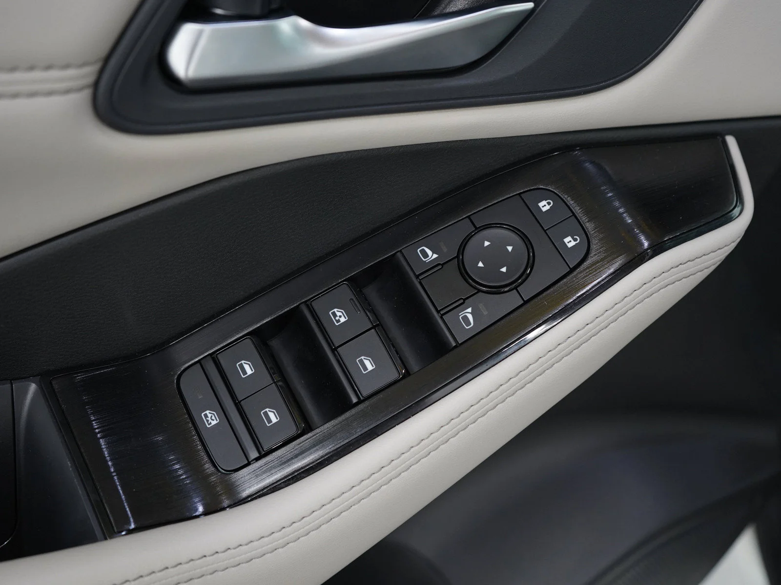 Used 2023 Pearl White Tricoat Nissan SV image 19