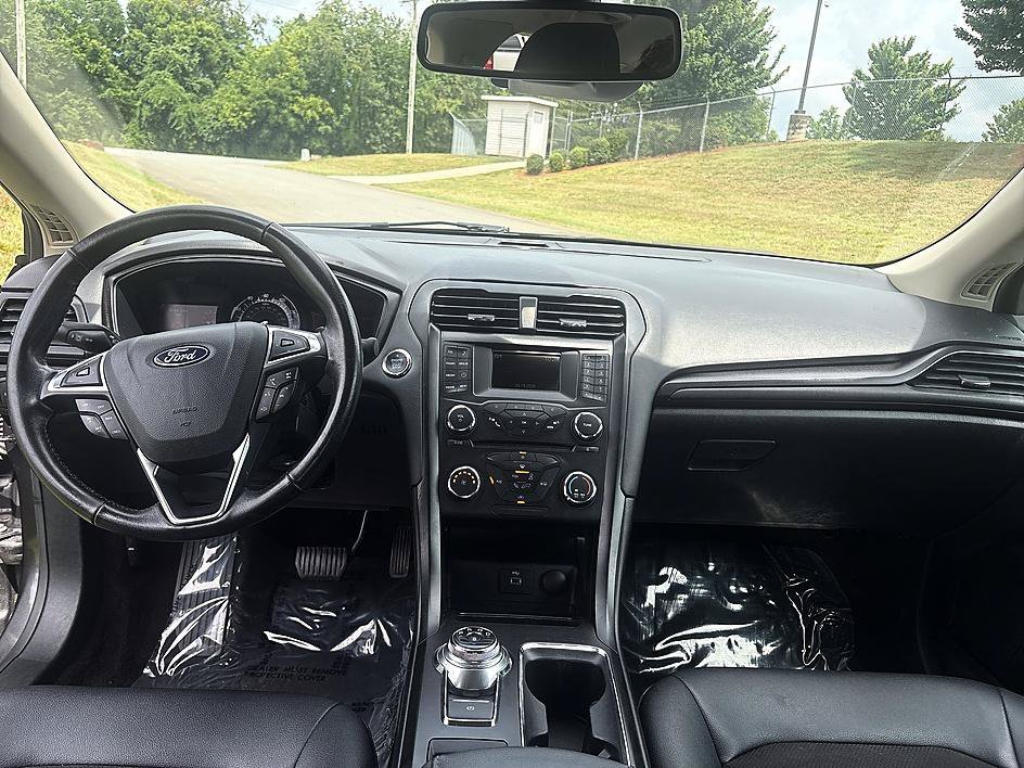 Used 2018 Magnetic Metallic Ford SE image 15