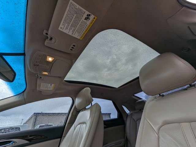 Used 2016  Lincoln Reserve image 3