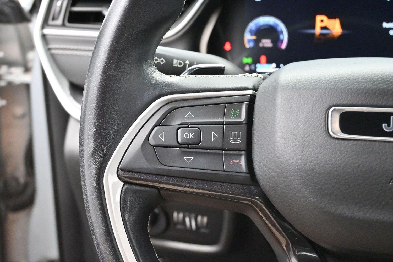Used 2021 Silver Jeep Altitude image 16