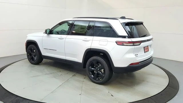 New 2026 Bright White Clear-Coat Exterior Paint Jeep Limited image 7