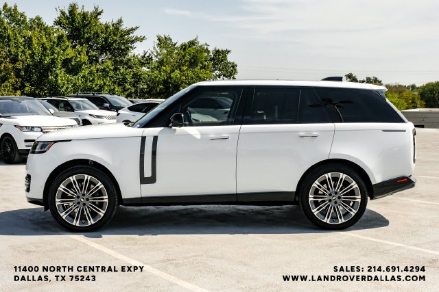 Used 2024  Land Rover SE image 9