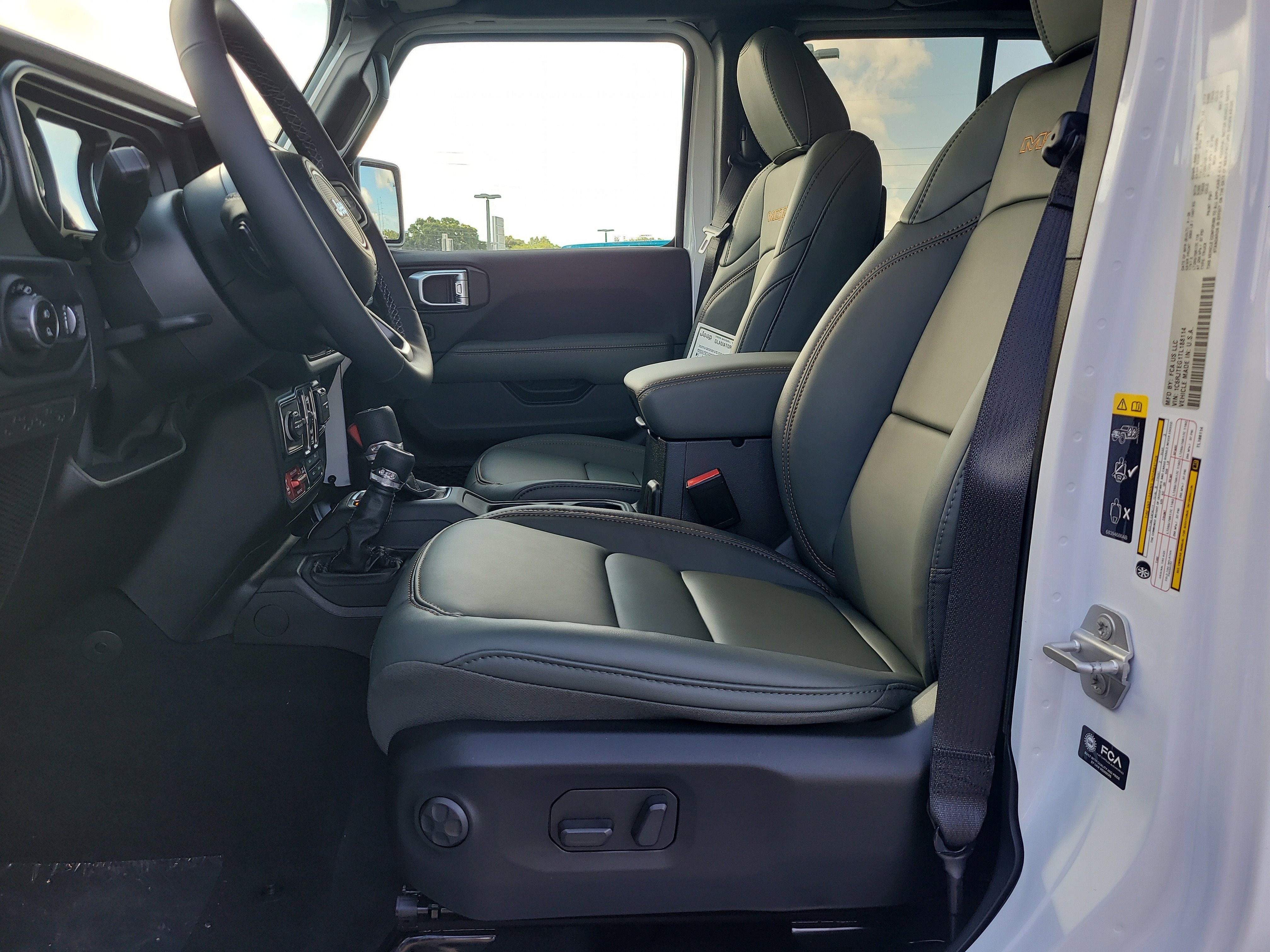 New 2026 Bright White Clear-Coat Exterior Paint Jeep Mojave X image 13