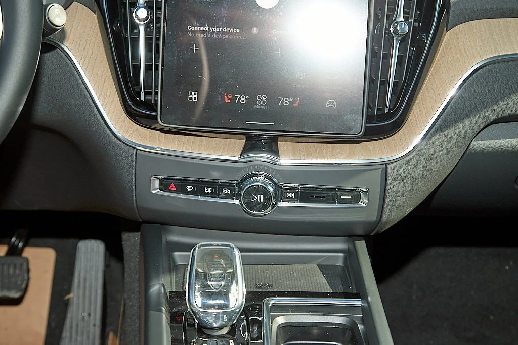 New 2026 Bright Dusk Volvo Plus image 25