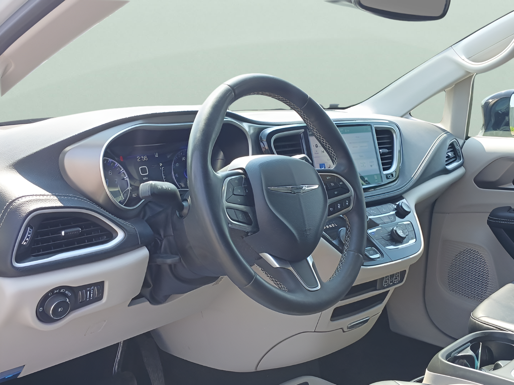 Used 2024 Silver Chrysler Touring L image 16
