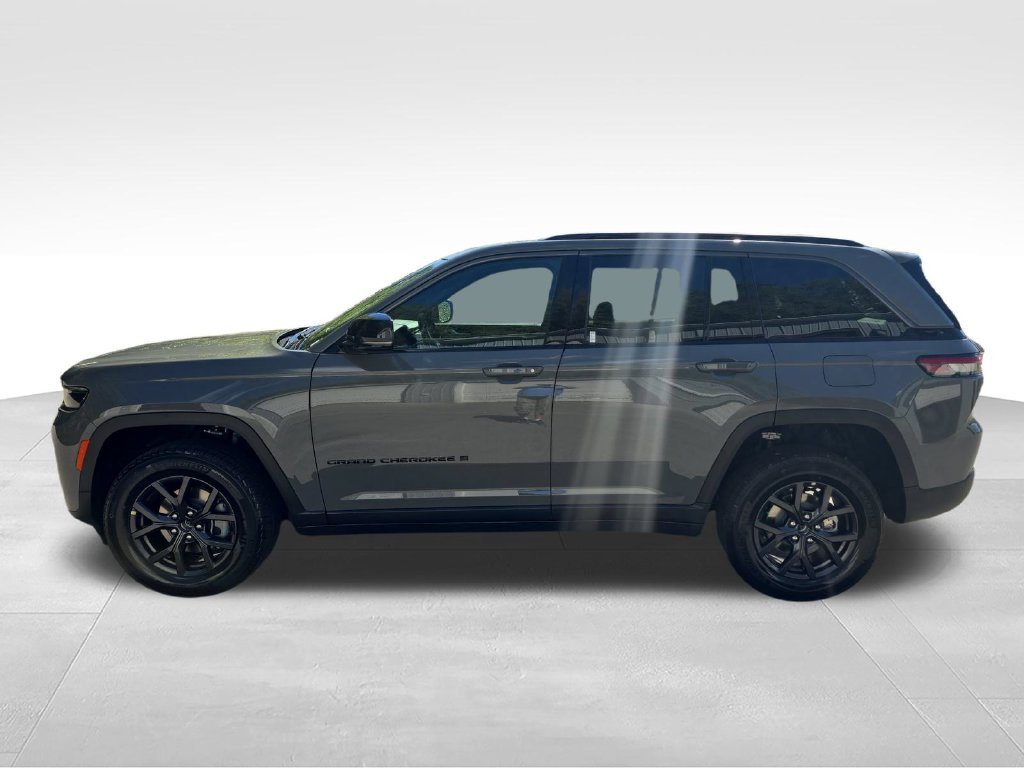 New 2027 Gray Jeep Laredo Altitude image 2