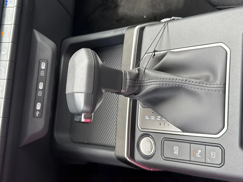 New 2027 Snow White Pearl Kia LX image 28