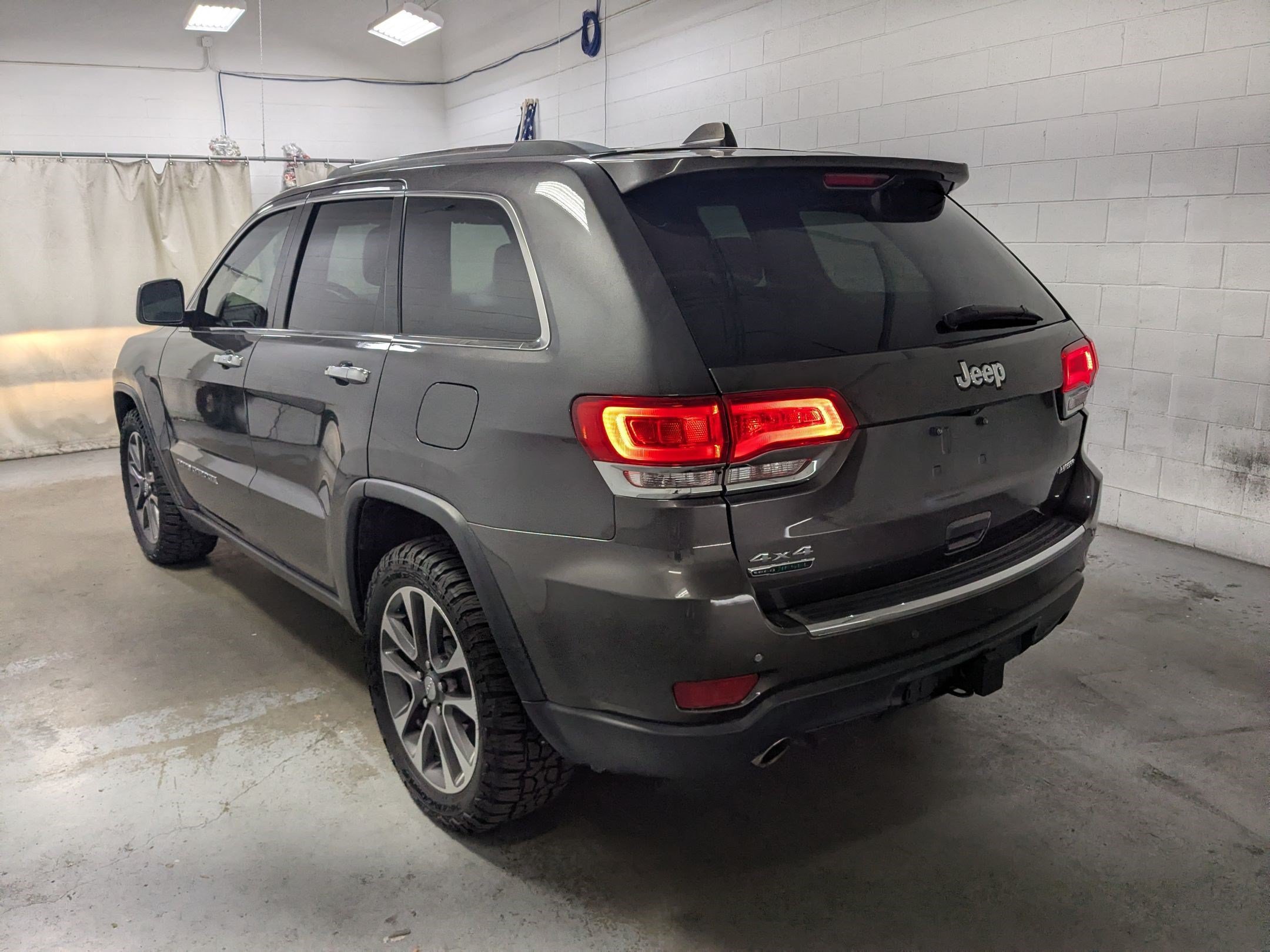 Used 2018 Granite Crystal Metallic Clearcoat Jeep Limited image 7