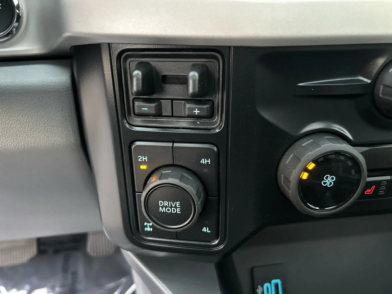 New 2026 Carbonized Gray Metallic Ford F-350® XLT image 39