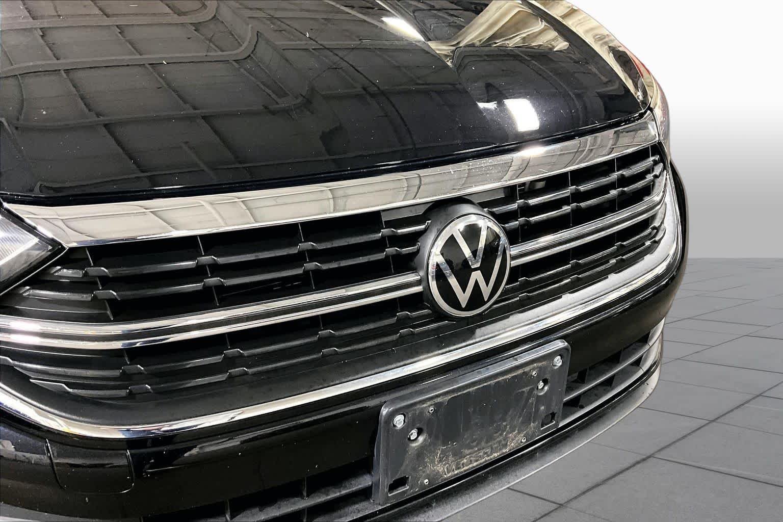 Used 2022 Deep Black Pearl Volkswagen SE image 30