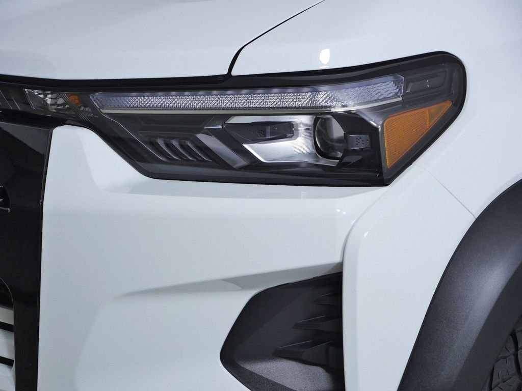 Used 2025 White Chevrolet ZR2 image 4