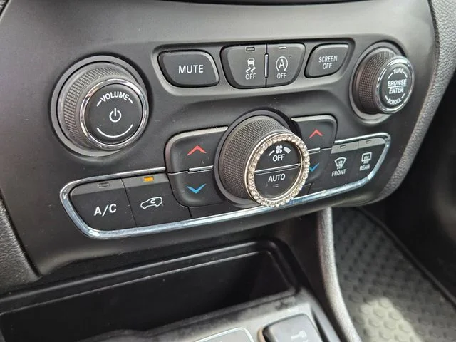 Used 2019 Silver Jeep Latitude Plus image 23