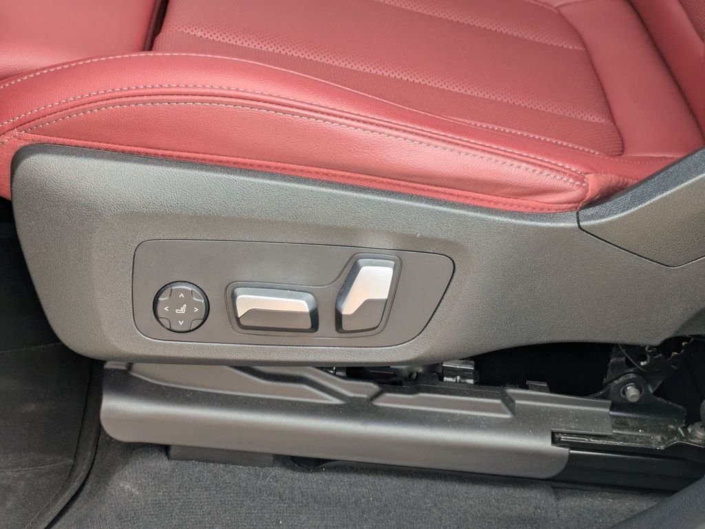 Used 2024 White BMW xDrive30i image 13