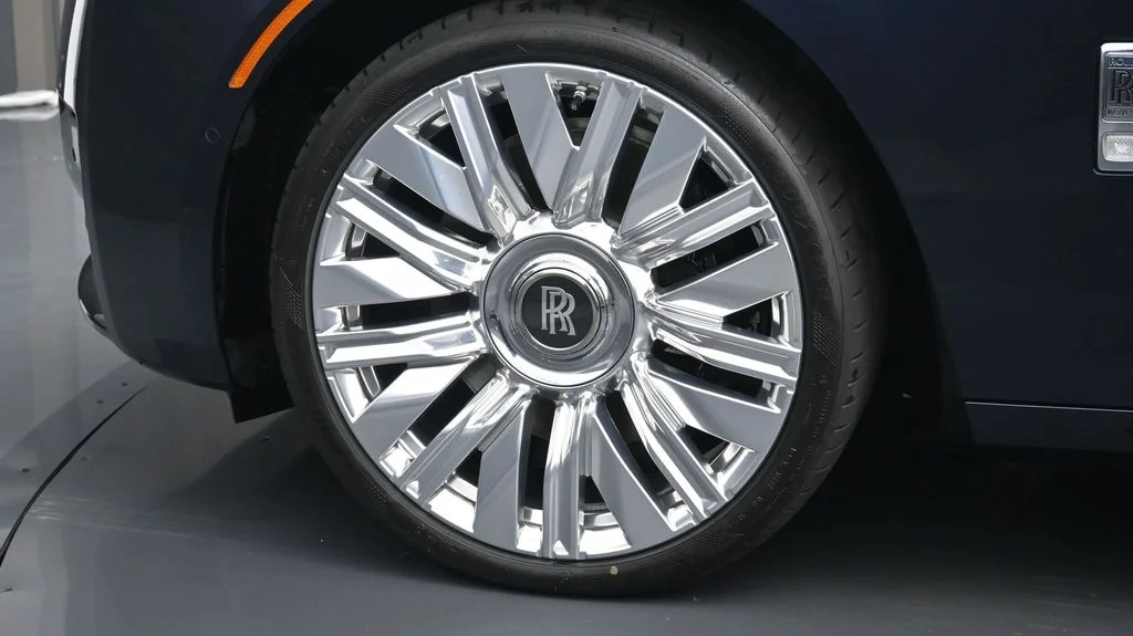 New 2027 Black Rolls-Royce  image 12