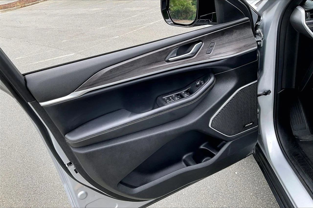 Used 2024 Silver Jeep 4xe image 28