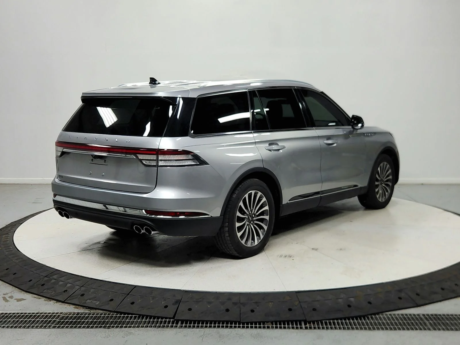Used 2021 Silver Lincoln Reserve image 8