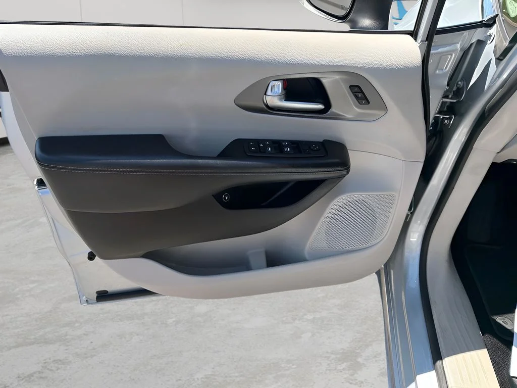 Used 2023 Silver Mist Clearcoat Chrysler Touring L image 19