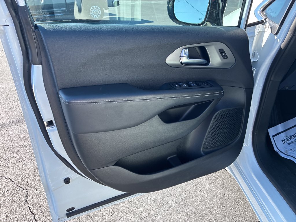 Used 2025 White Chrysler Select image 13