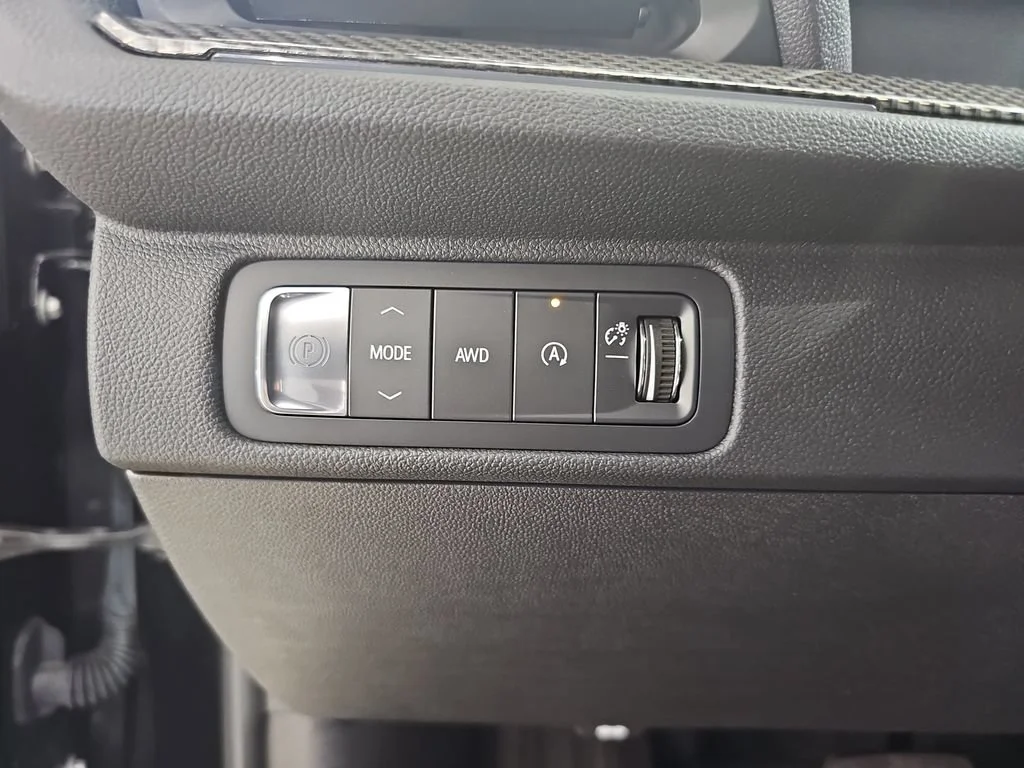 Used 2025 Mosaic Black Metallic Chevrolet High Country image 33