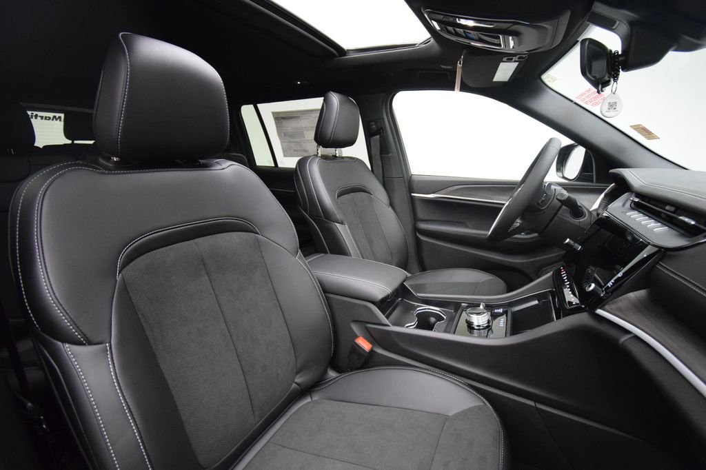 New 2026 Diamond Black Crystal Pearl-Coat Exterior Paint Jeep Altitude image 17