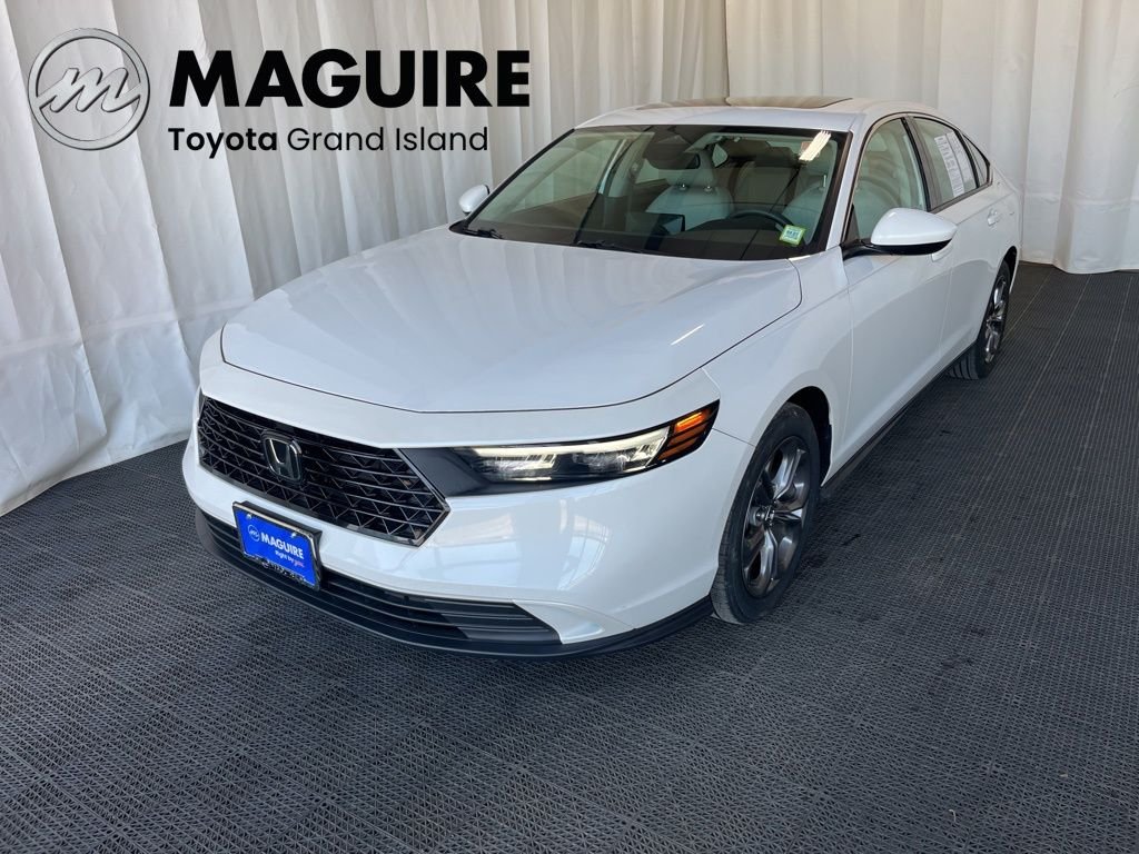 Used 2023 White Honda EX image 1
