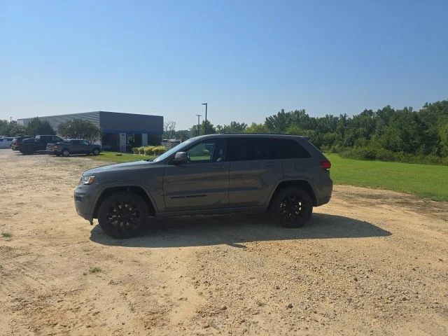 Used 2021 Gray Jeep Laredo X image 4
