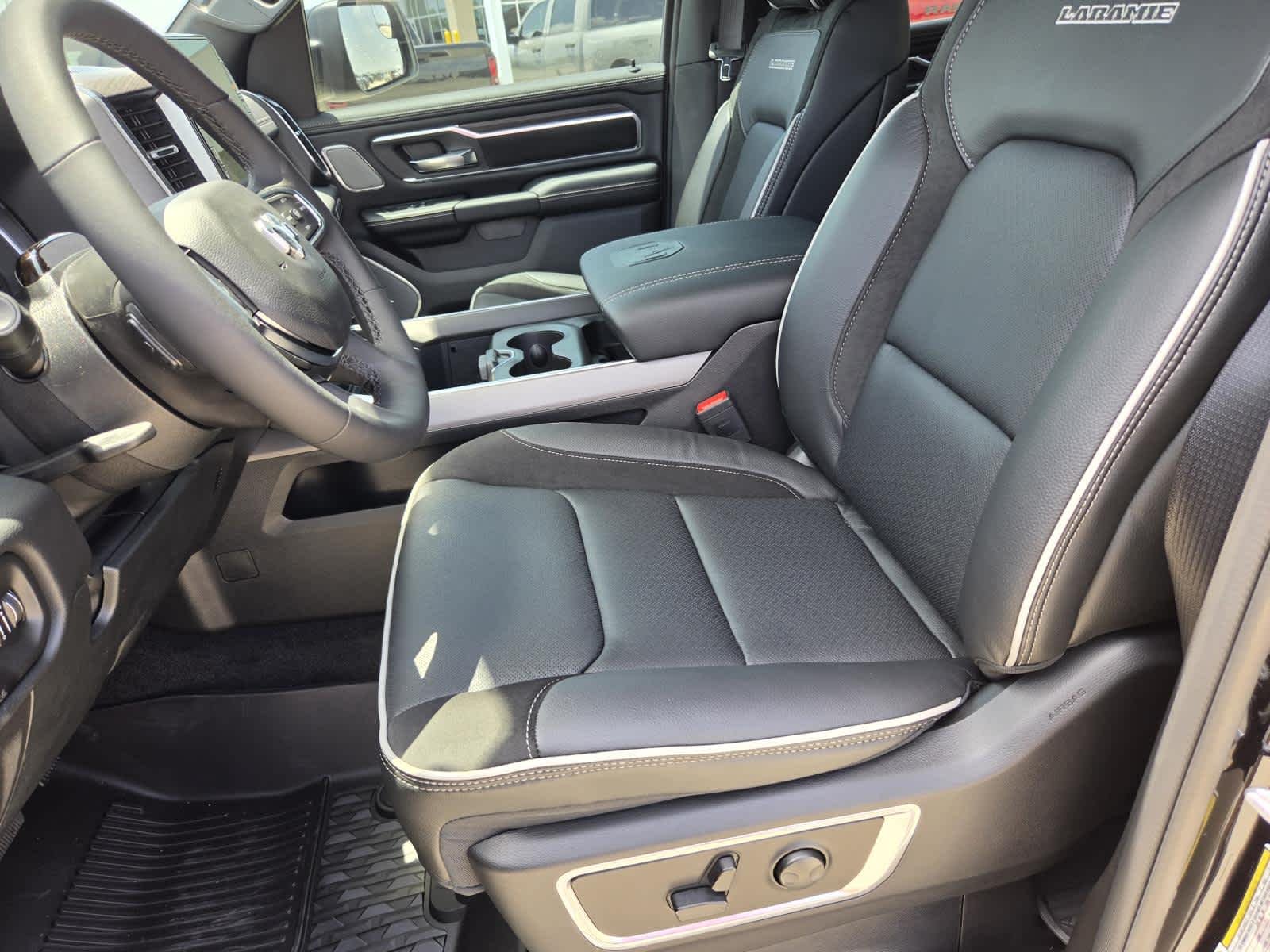 New 2026 Diamond Black Crystal Pearl-Coat Exterior Paint RAM Laramie image 15