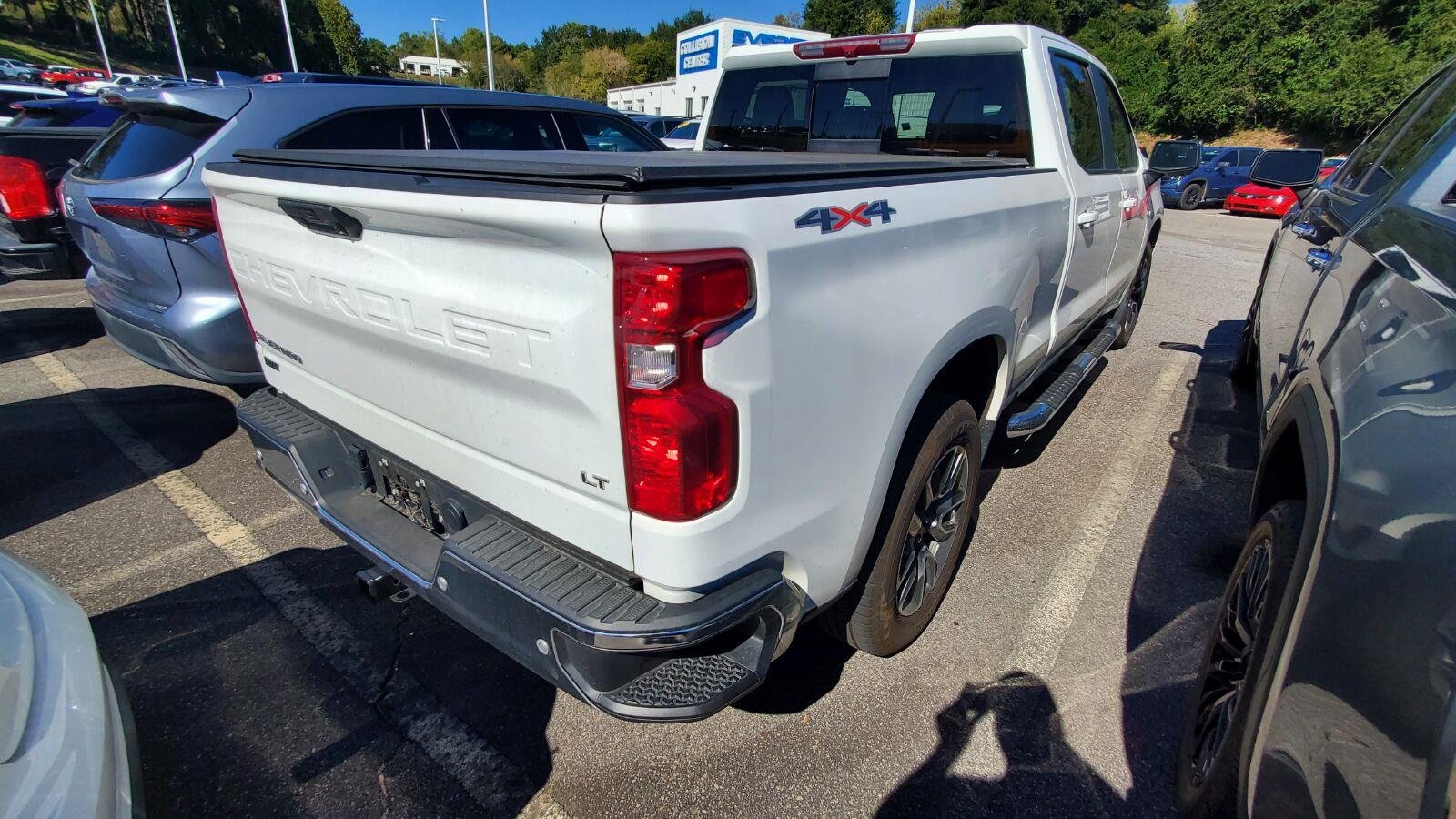 Used 2025 Summit White Chevrolet LT image 9