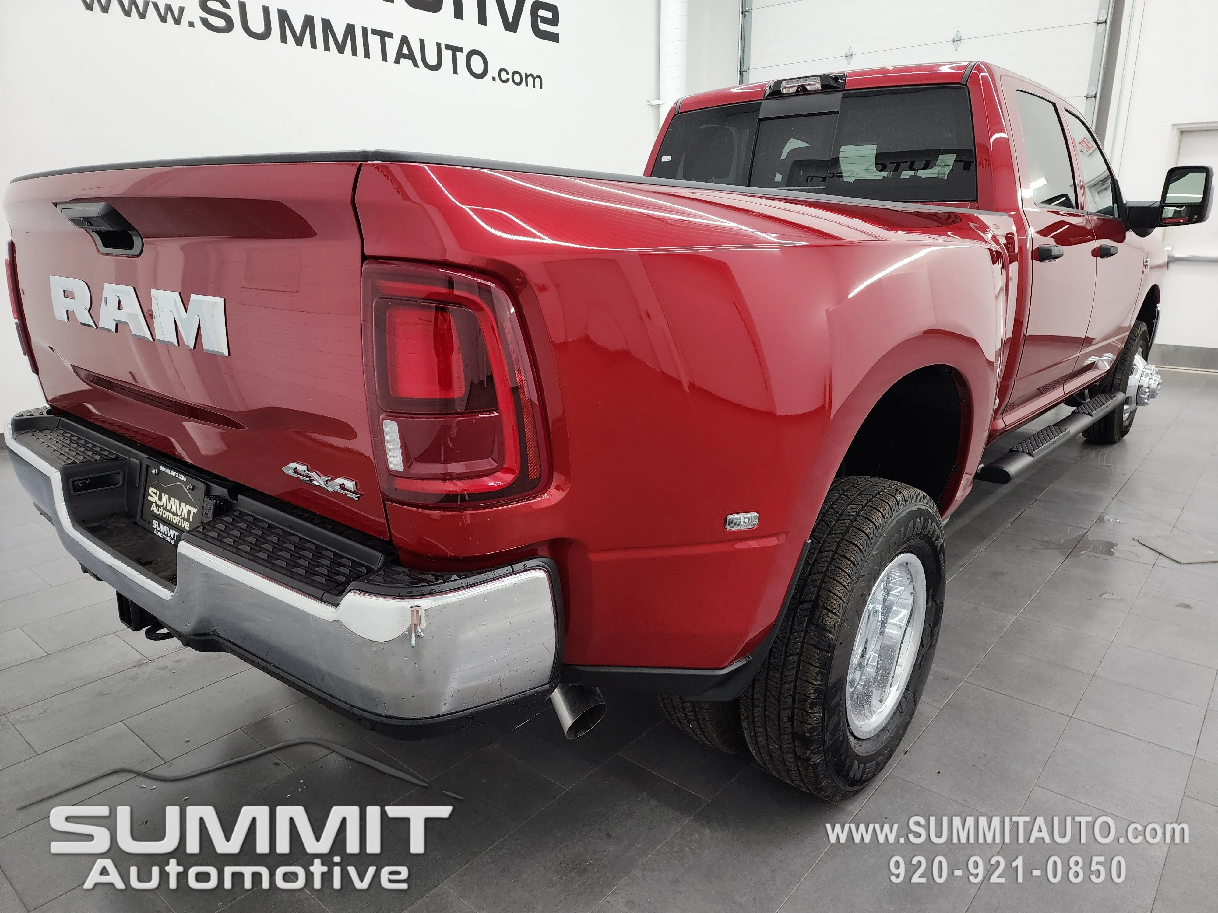 New 2026 Molten Red Pearl-Coat Exterior Paint RAM Tradesman image 4