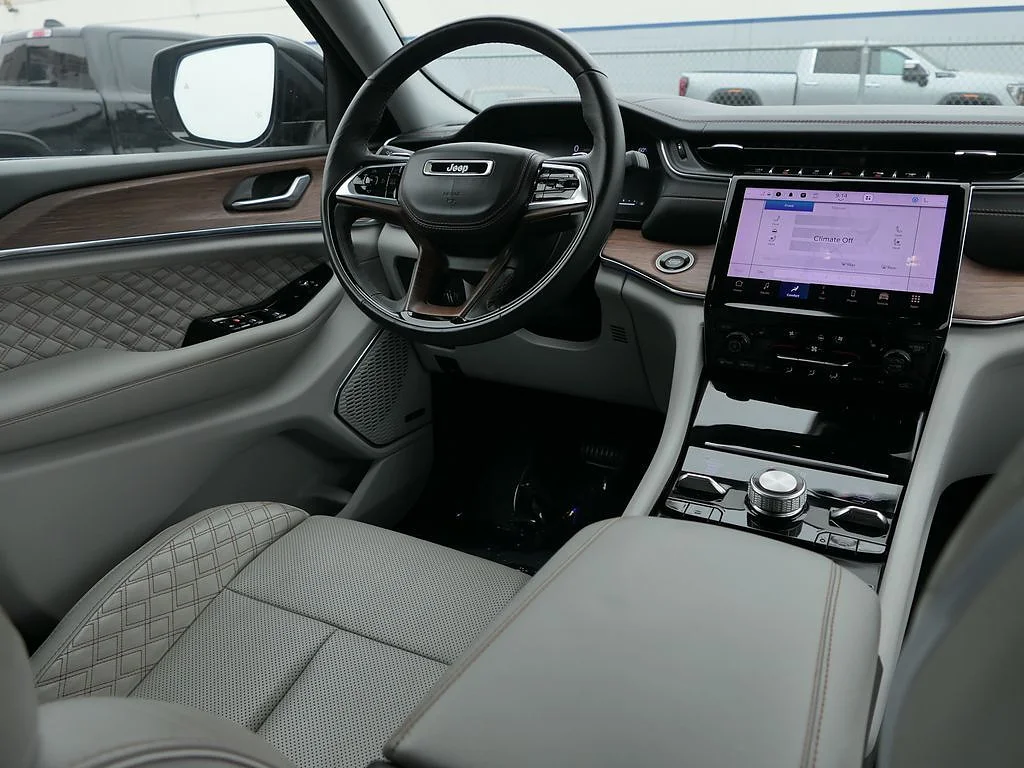Used 2023 Diamond Black Crystal Pearl Coat Jeep Summit image 23