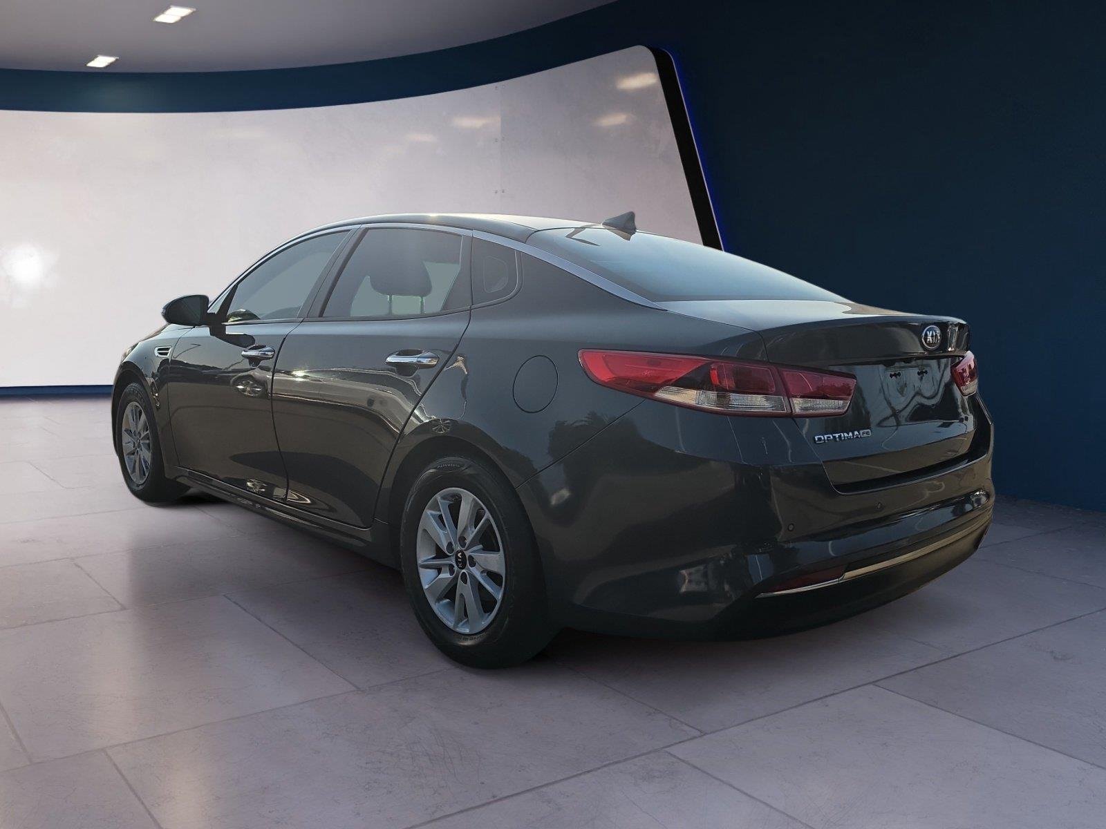 2017 Kia Optima LX - Photo 3
