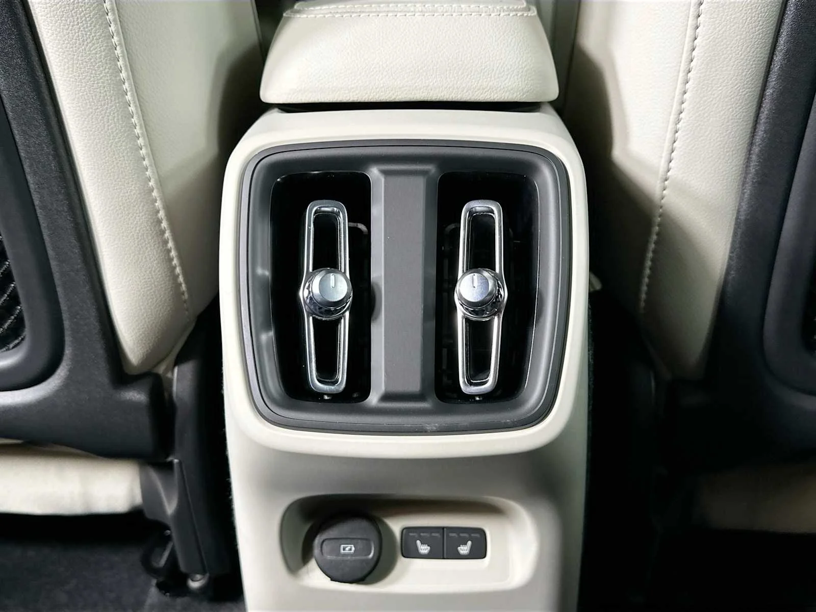 2025 Volvo XC40 Plus - Photo 23