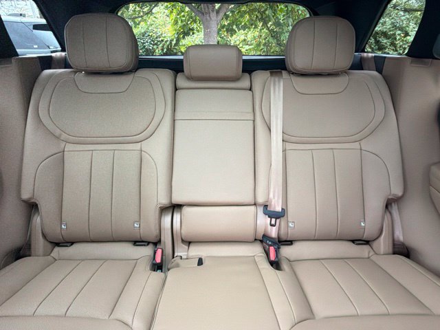 New 2027 Fuji White Land Rover SE image 7
