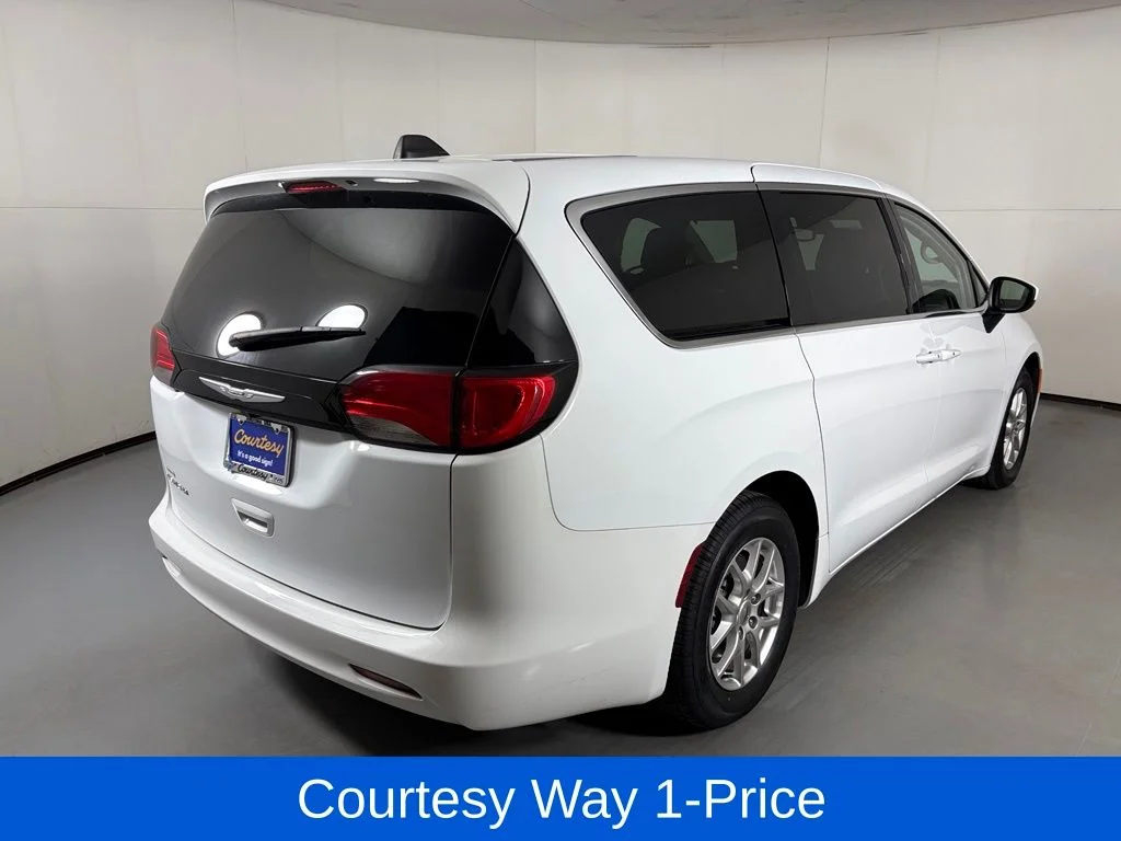 Used 2023 White Chrysler LX image 11