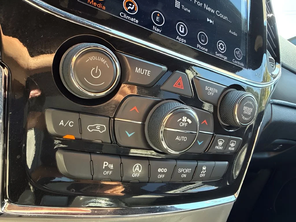 Used 2022  Jeep Limited image 24