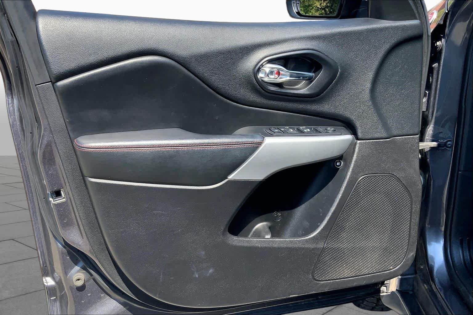Used 2018 Granite Crystal Metallic Clearcoat Jeep Trailhawk image 22
